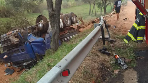 Colisão entre carretas deixa motorista gravemente ferido na Rodovia Transbrasiliana em Ourinhos — Foto: Divulgação/ Corpo de Bombeiros