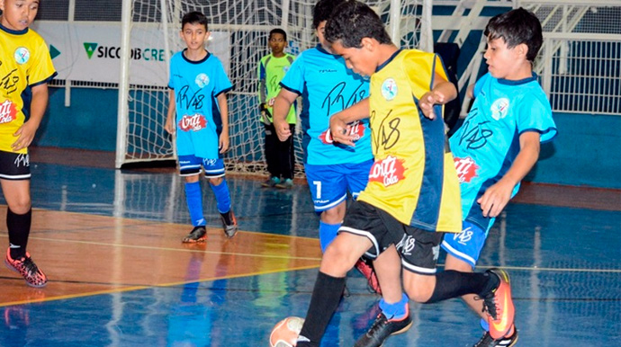 Atletas mirins durante disputa da Copa Assis de Futsal em 2022
