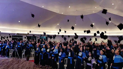 Unopar Anhanguera/Divulgação - Unopar Anhanguera Assis celebra a conquista de mais de 100 alunos em sua colação de grau - FOTO: Unopar