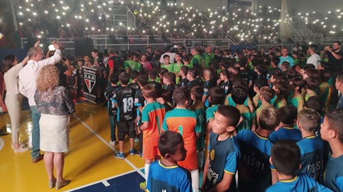 Prefeitura de Assis/Divulgação - Cerimônia de Abertura da 35ª Copa Assis de Futsal Infantil emociona público no GEMA - FOTO: Prefeitura de Assis/Divulgação