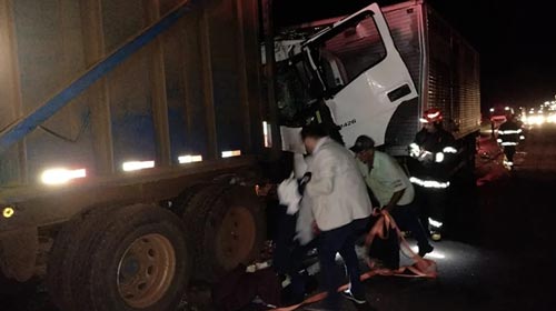 Foto: Dário Miguel/ Divulgação - Motorista do caminhão ficou ferido após a colisão em Santa Cruz do Rio Pardo — Foto: Dário Miguel/ Divulgação