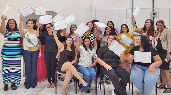 Turma de formandas do curso ao lado da primeira dama e Presidente do fundo Social, Luciana - Foto: Divulgação