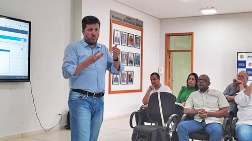 Prefeitura de Assis/Divulgação - Adriano Romagnoli, gestor de tecnologia, apresentou a plataforma para ONGs de Assis na última sexta-feira, dia 18 - FOTO: Prefeitura de Assis