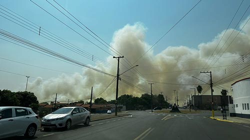 Portal AssisCity - Incêndio na zona rural de Assis atinge canavial, queima casa e carro - FOTO: Portal AssisCity