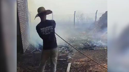 Portal AssisCity - Fumaça e chamas do incêndio isolam 15 trabalhadores de empresa de concreto - FOTO: Portal AssisCity