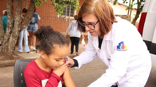 Prefeitura de Assis/Divulgação - Secretaria da Saúde esteve presente na ação com vacinas e aferição de pressão e glicemia - FOTO: Prefeitura de Assis