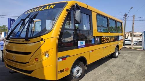 Prefeitura de Assis/Divulgação - Prefeitura de Assis entrega novo ônibus escolar e anuncia veículo exclusivo para alunos especiais - FOTO: Prefeitura de Assis