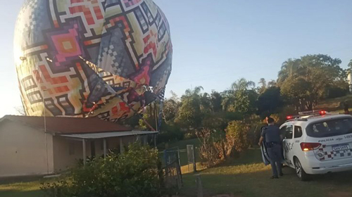 Marília Notícia/Divulgação - Balão cai em casa rural e moradores usam mangueiras para apagar fogo - FOTO: Marília Notícia/Divulgação