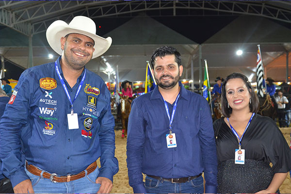 Prefeitura de Maracaí/Divulgação - Prefeito Paulinho, ao lado do vice-prefeito Willian e sua esposa - Foto: Prefeitura de Maracaí