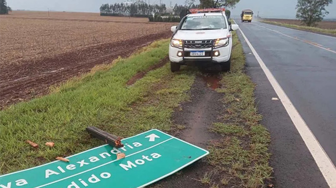 Defesa Civil/Divulgação - Uma placa de sinalização foi arrancada com a força do vento - FOTO: Defesa Civil/Divulgação