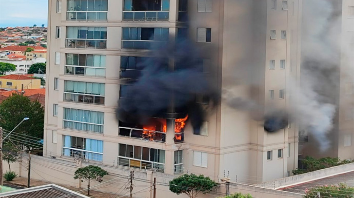 Portal AssisCity - Apartamento pega fogo no Residencial Atlanta, em Assis - FOTO: Portal AssisCity