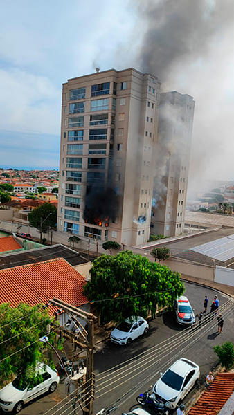 Reprodução/Redes Sociais - Moradores da redondeza compartilharam registros do incêndio  - Foto Divulgação: Redes Sociais