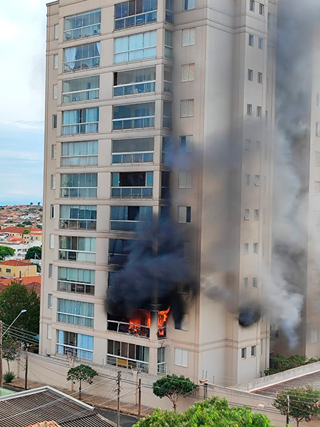 Reprodução/Redes Sociais - As chamas podiam ser vistas por moradores do bairro, em Assis - Foto Divulgação: Redes Sociais