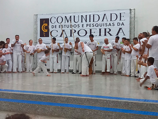 Divulgação - Alunos do projeto fazem apresentação de capoeira - Foto/Divulgação