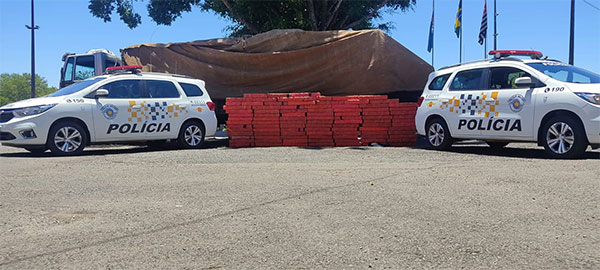 Divulgação/Policia Rodoviaria - 93 fardos da droga foram encontrados em carga de farinha de trigo - Foto: Divulgação