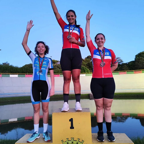 Reprodução/Secretaria de Esportes de Assis - Da equipe de Ciclismo de Assis, Yara Drieli ficou em 1º lugar e Thais Bonini em 3º lugar - Foto Reprodução/Secretaria de Esportes