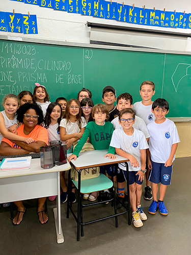 Reprodução/Arquivo Pessoal - Flávia Joana Taveira Santiago é professora alfabetizadora com 18 anos de dedicação a Escola Anglo Xereta - Foto: Arquivo Pessoal