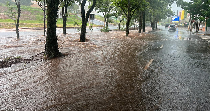 Divulgação - Manhã de chuva em Assis causa enxurrada em diversos pontos da cidade - FOTO: Divulgação