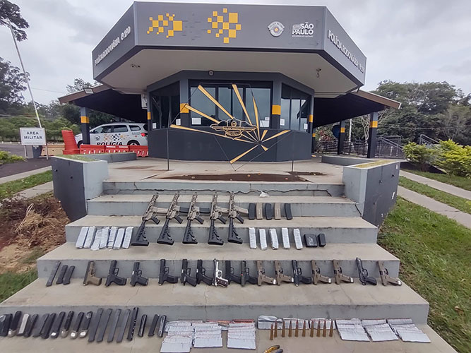 Divulgação/Polícia Rodoviária - Armas e munições foram encontradas em fundos falsos na porta do veículo do casal - Foto Divulgação/Polícia Rodoviária
