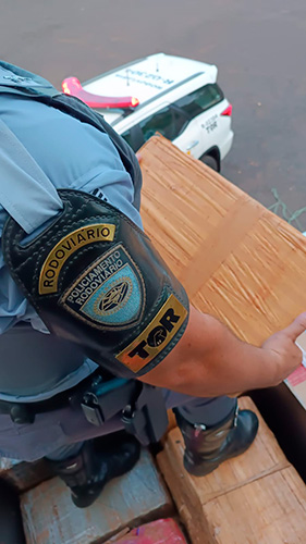 Divulgação/Policia Militar Rodoviária - Tabletes sendo retirado do caminhão pelos Policiais Militares Rodoviários - Foto: Divulgação/Polícia Militar Rodoviária