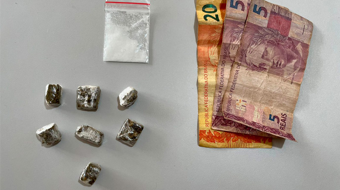 Divulgação/Policia Militar - Drogas e dinheiro encontrados com o menor - Foto: Divulgação/Policia Militar