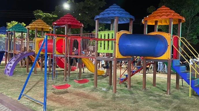 Divulgação/Prefeitura de Florínea - Praça conta com brinquedos para as crianças se divertirem nas férias escolares - Foto: Divulgação/Prefeitura de Florínea