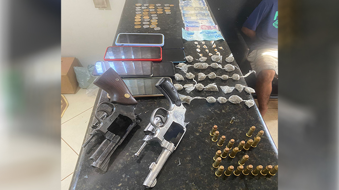 Policia Civil/Divulgação - Foram apreendidos dois revólveres calibre 38, porções de maconha e crack, R$ 145 reais em espécie e aparelhos celulares - FOTO: Policia Civil/Divulgação