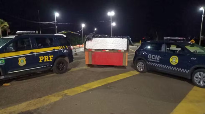 PRF/Divulgação - Motorista é preso com 34 mil maços de cigarros contrabandeados em Ourinhos - FOTO: PRF/Divulgação
