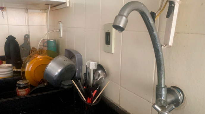Portal AssisCity - Segundo os moradores, durante o dia as torneiras ficam secas, sem água para consumo ou higiene - Foto: Portal AssisCity