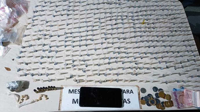 Divulgação - Drogas e munições apreendidas pela PM - Foto: Divulgação/Polícia Militar