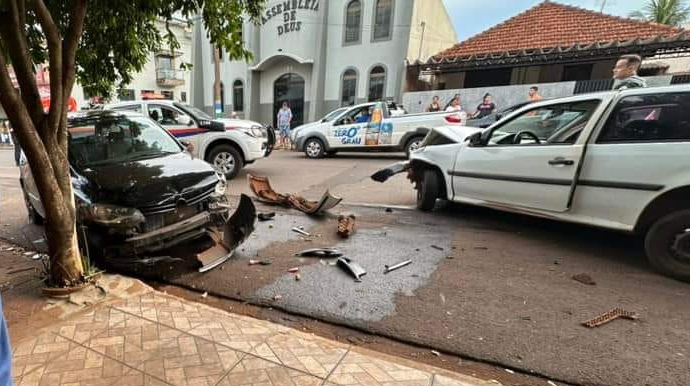 Divulgação - Homem perde controle de carro e causa acidente com três veículos em Cândido Mota - FOTO: Divulgação