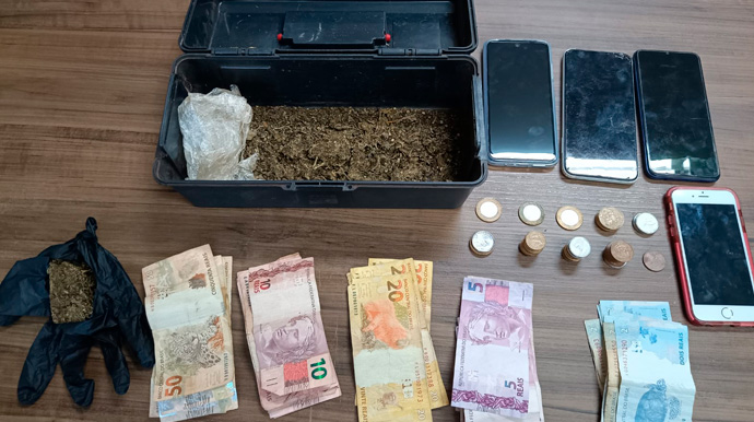 Divulgação/Polícia Militar - Com os suspeitos foram encontradas 60,86 gramas de maconha e o valor de R$486,05 - Foto: Divulgação/Polícia Militar