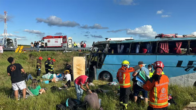 Corpo de Bombeiros/Divulgação - Ônibus com passageiros capota e deixa feridos em Santa Cruz do Rio Pardo - FOTO: Corpo de Bombeiros/Divulgação