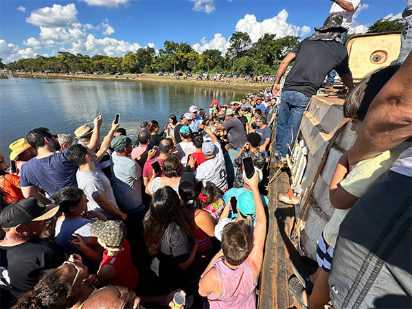 Divulgação - Centenas de pessoas acompanharam a soltura dos peixes no Parque das Águas - Foto: AssisCity