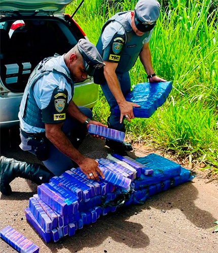 Reprodução/Policia Militar Rodoviaria - Os policiais encontraram as drogas divididas em 119 tabletes dentro do porta malas do veículo - Foto: Reprodução/Polícia Militar Rodoviária