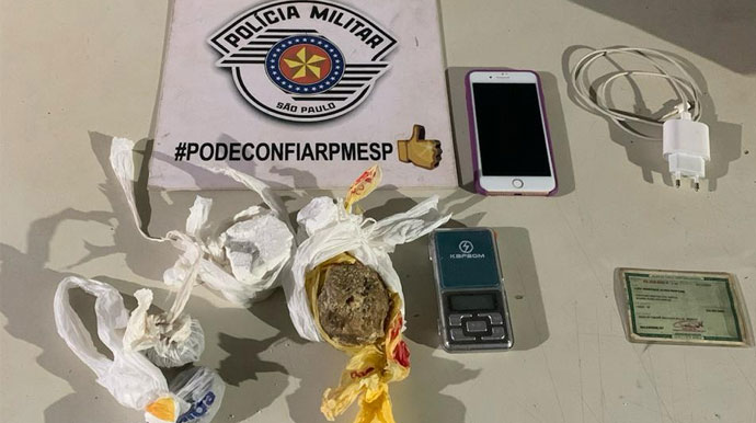 Polícia Militar/Divulgação - Droga e itens apreendidos pela PM com o adolescente - Foto: Polícia Militar/Divulgação