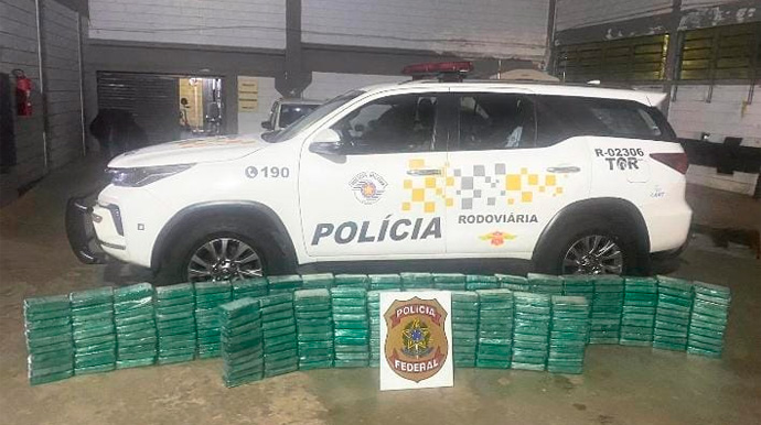 Reprodução/Polícia Militar Rodoviária - Caminhoneiro é preso transportando 300 tabletes de cocaína em Santa Cruz do Rio Pardo - Foto: Reprodução/Polícia Militar Rodoviária
