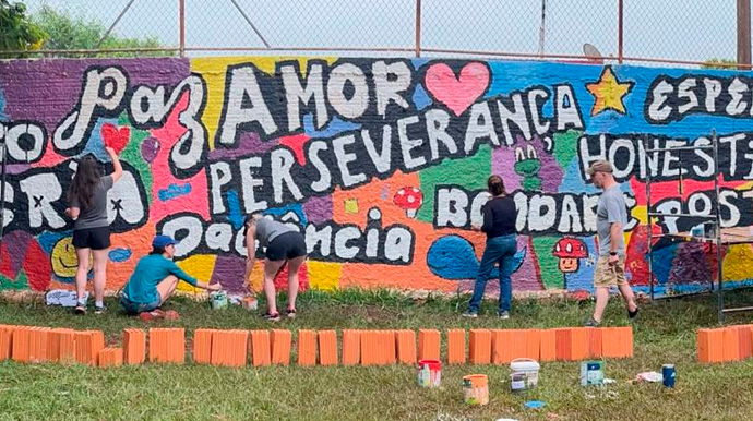 Reprodução - No Parque Universitário, na escola Professor João de Castro está acontecendo a reforma da quadra e pintura do muro - Foto: Reprodução