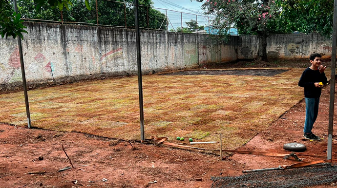 Reprodução - No Jardim Eldorado, está mais um grupo na Escola José Augusto Ribeiro, construindo uma quadra de futsal e outra de areia - Foto: Reprodução