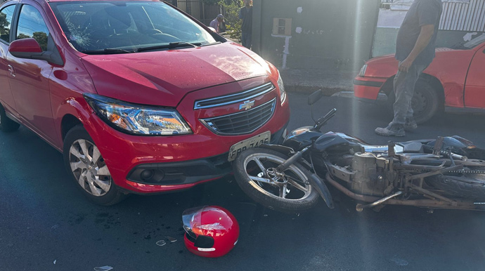 Portal AssisCity - Motorista desrespeita o pare e causa acidente com moto - FOTO: Portal AssisCity