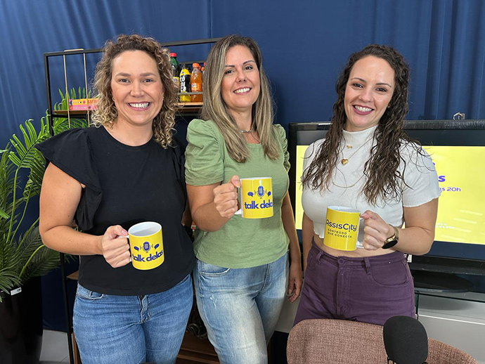 Bruna Fernandes, Mara Ausech e Paulinha Burali apresentam o podcast Talk Delas