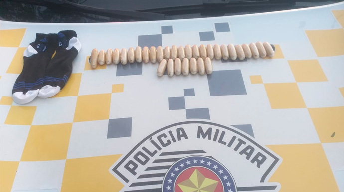 Reprodução/Polícia Militar Rodoviária - Boliviano é preso com 470 gramas de cocaína e folhas de coca em Palmital - Foto: Reprodução/Polícia Militar Rodoviária