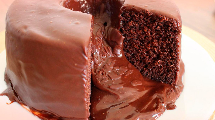 Divulgação - O tradicional bolo de chocolate com muito recheio - Foto: Divulgação