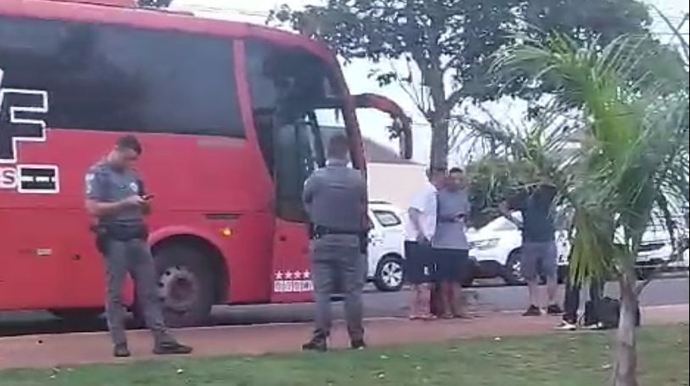 Portal AssisCity - 8 bolivianos são detidos após ingerir cápsulas de cocaína em viagem de ônibus - FOTO: Portal AssisCity
