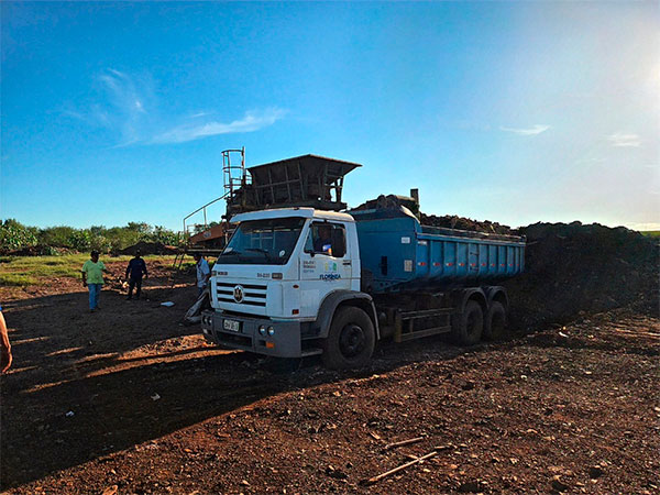Divulgação - Trituração de resíduos de construção civil para manutenção de estradas rurais - Foto: Divulgação