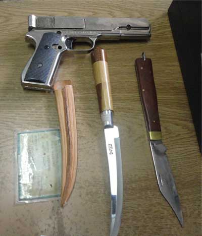 Após denúncia, idoso é flagrado com simulacro de arma, faca e canivete em Paraguaçu