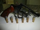 Enteada denuncia padrasto que guardava arma de fogo em casa