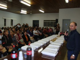 Sincomerciários de Assis homenageia mães
