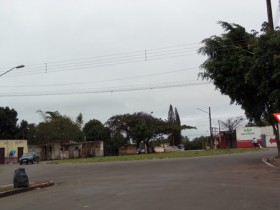 Motorista tem som do carro roubado por dois casais ao passar em rotatória na Rua Circular