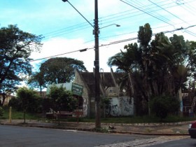 Jovem é agredida, derrubada no chão e tem celular roubado em praça da Vila Xavier